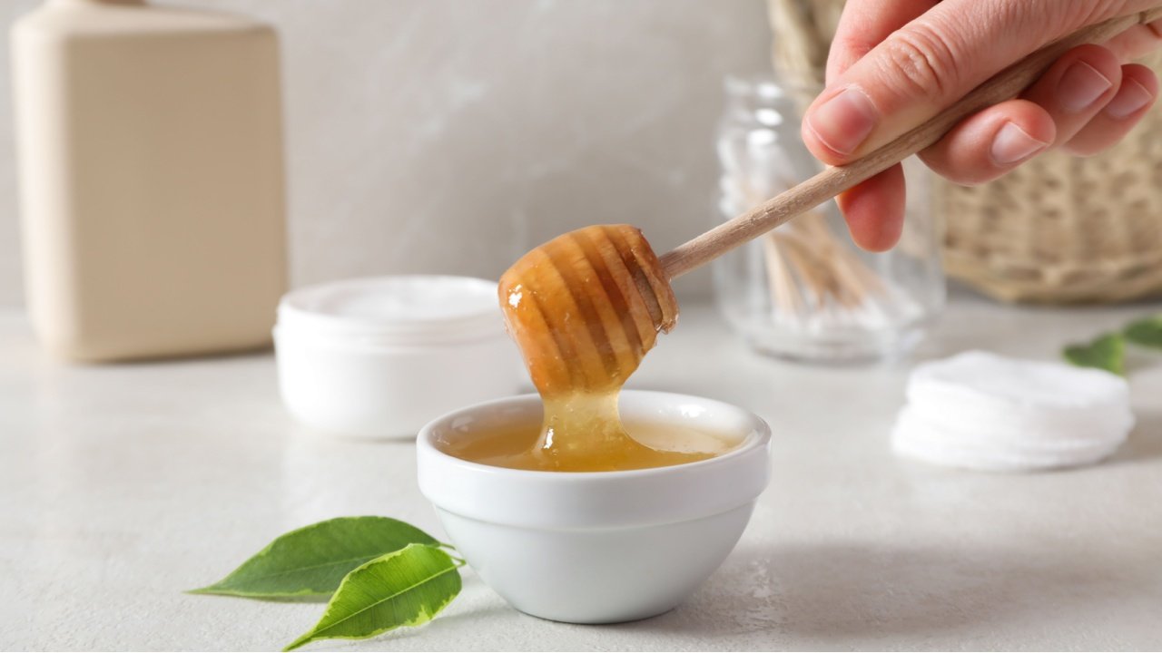 Veido kaukės su medumi: 5 nesudėtingi variantai skirtingiems odos tipams