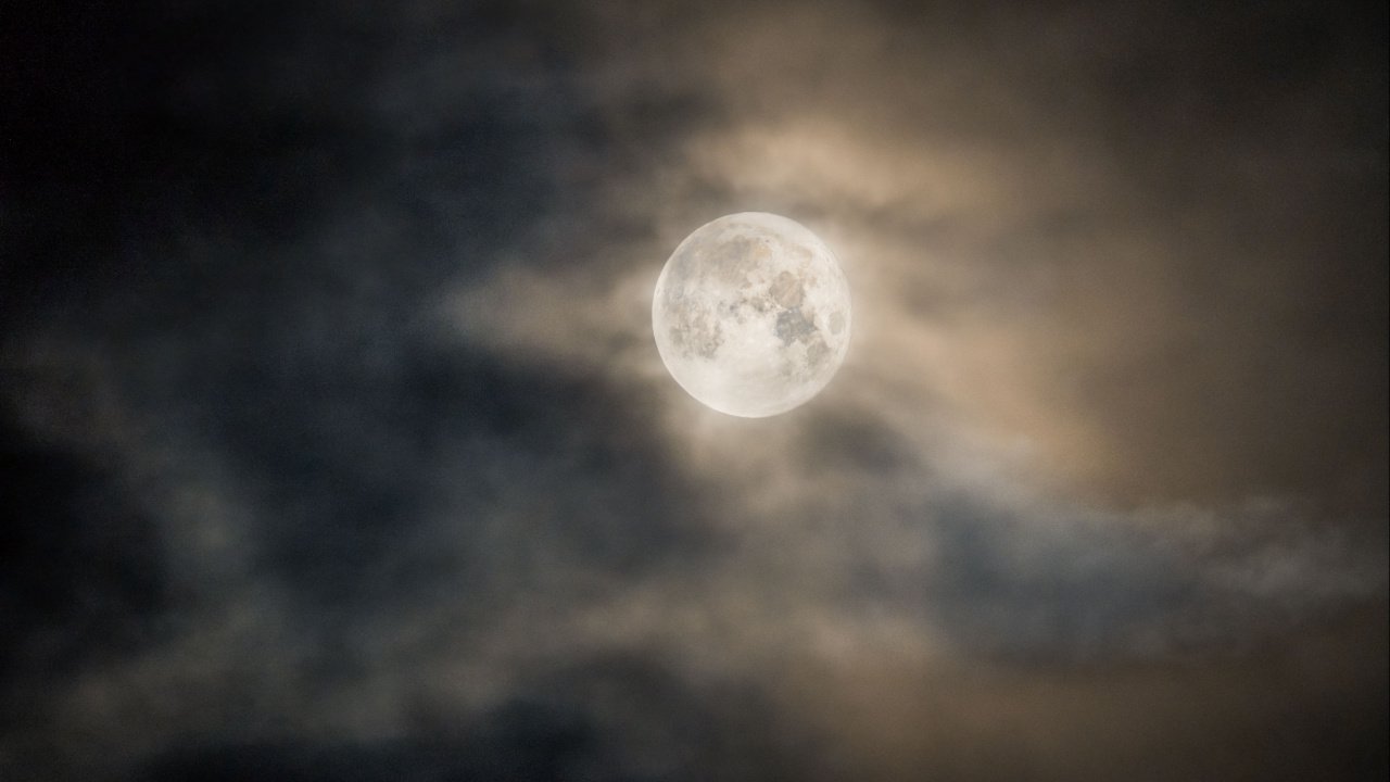 Mėnulio fazių įtaka sveikatai: ar pilnatis iš tikrųjų mus veikia?