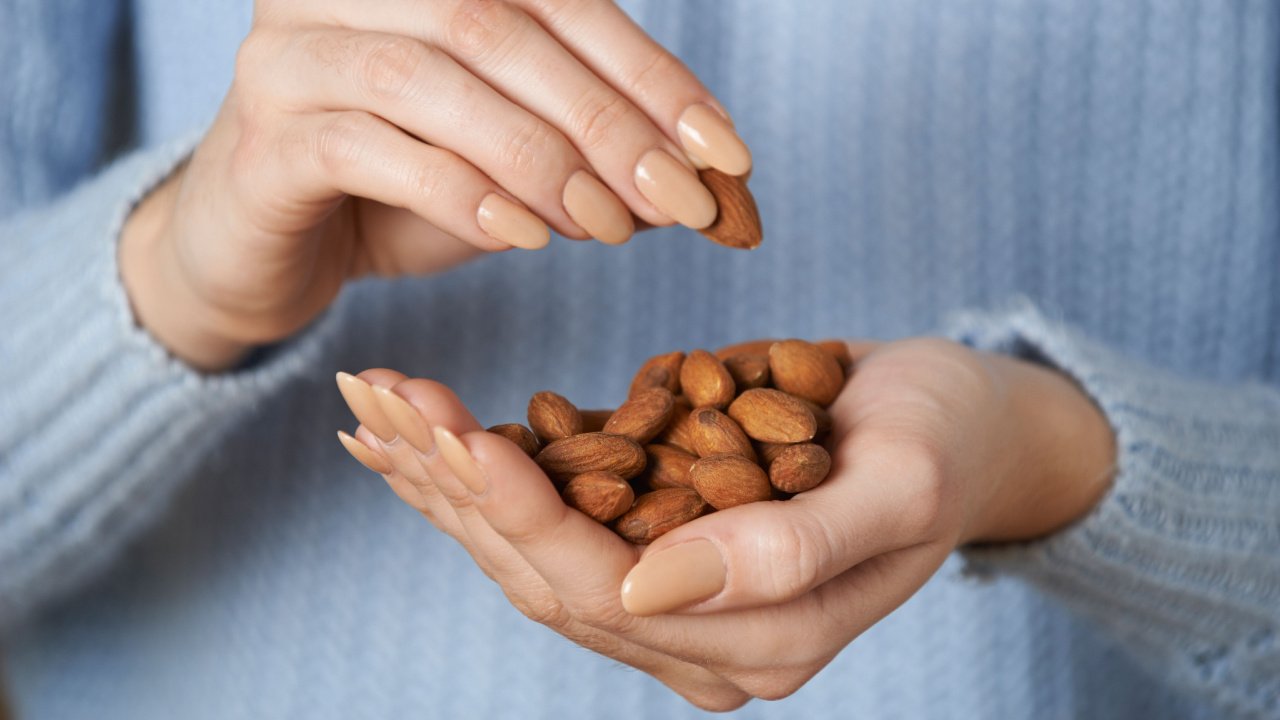 Veido šveitiklis su migdolais ir medumi