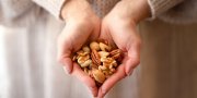 10 priežasčių į savo mitybą įtraukti riešutus