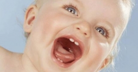 Odontologės konsultacija. Skausmingas vaiko dantų dygimas