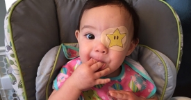 Tėvelis pasistengė, kad dukrytei nešioti akies raištį būtų smagiau (foto)