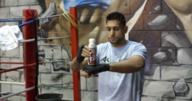 Boksininko Amiro Khano triukas su tuščiu buteliu (video)