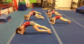 Kasdienė gimnasčių treniruotė pilvo raumenų stiprinimui (video)