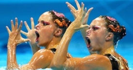Šyptelėti verčiančios sinchroninių plaukikių veidų išraiškos (foto)