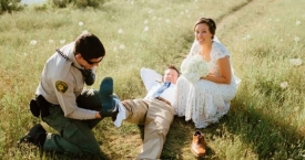 Vestuvių fotosesija gamtoje gali būti ne tik graži, bet ir pavojinga (foto)