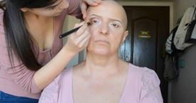 Dukra padarė makiažą vėžiu sergančiai mamai (video)