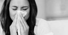 Panašūs simptomai, skirtingas gydymas: kaip nesupainioti pavasarinės alergijos ir peršalimo?