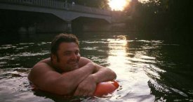 Kad išvengtų spūsčių, vokietis kasdien į darbą plaukia upe (video)