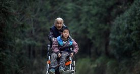 76 metų senolė kasdien nueina 24 kilometrus, kad nuvežtų neįgalų anūką į mokyklą (foto)
