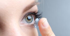 Kontaktinių lęšių priežiūra vasarą – kokios klaidos kelia grėsmę akių sveikatai?