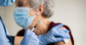 Stiprinamoji Covid-19 vakcina jau čia: kas gali pasiskiepinti?
