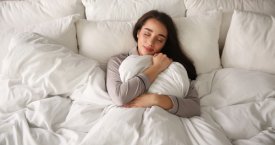 Naujausi tyrimai: sunki antklodė skatina melatonino išsiskyrimą ir gerina miegą