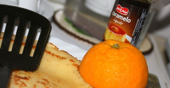 Kefyriniai lietiniai su apelsinų ir karamelės padažu