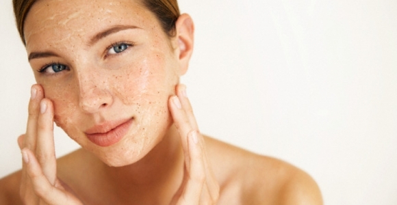 Kaip prižiūrėti jautrią odą