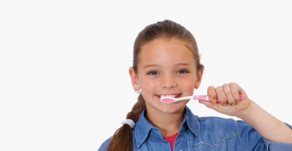 Odontologės konsultacija. Kada vaikas turi pradėti valytis dantis savarankiškai?