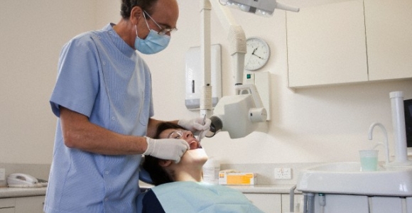 Odontologės konsultacija. Ar skauda protezuojant dantis?