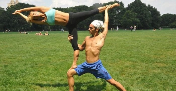 Naujausias mados klyksmas - akrobatinė joga