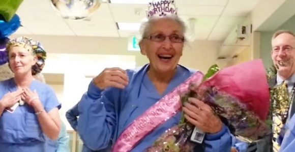 Pozityvo ir geros nuotaikos dozė: ligoninės personalas pasveikino seniausią JAV slaugytoją (video)