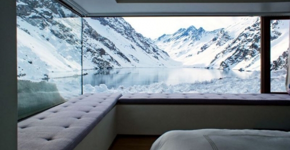 Jaukūs miegamieji su žiemos vaizdu pro langą (foto)