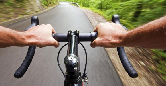 Kaip greičiau sulieknėti minant dviračio pedalus?