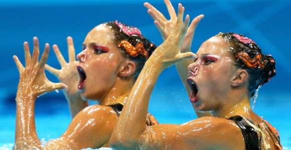 Šyptelėti verčiančios sinchroninių plaukikių veidų išraiškos (foto)