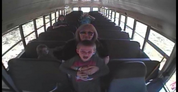 Autobuso vairuotoja išgelbėja vaiko gyvybę (video)