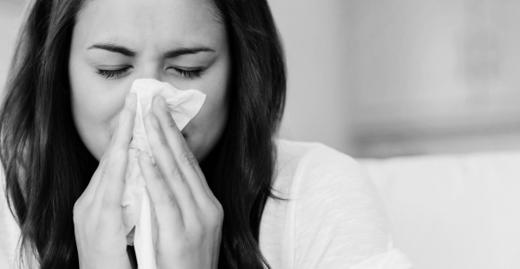 Panašūs simptomai, skirtingas gydymas: kaip nesupainioti pavasarinės alergijos ir peršalimo?