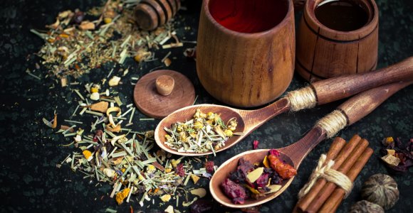 6 sveikatai naudingi priedai, kuriais galite praturtinti arbatą