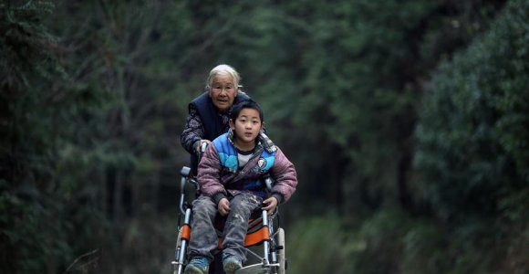 76 metų senolė kasdien nueina 24 kilometrus, kad nuvežtų neįgalų anūką į mokyklą (foto)