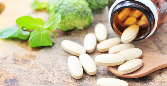 Gydytoja perspėja: neskubėkite pirkti sintetinių vitaminų, iš jų – beveik jokios naudos