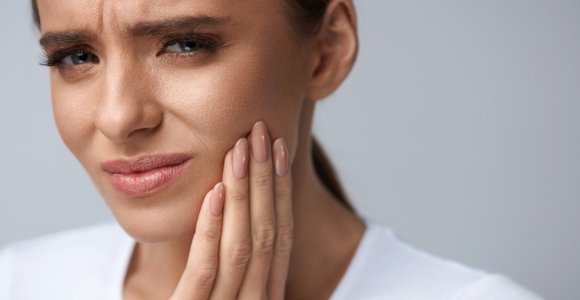 Kaip atpažinti pažeistą dantų emalį?