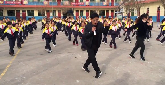 Mokyklos direktorius išmokė pradinukus šokti (video)