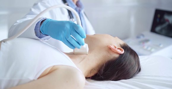 Šie simptomai rodo skydliaukės sutrikimus: svarbu laiku pastebėti