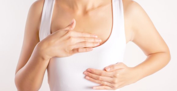 Šie požymiai išduoda krūties vėžį: kaip pasitikrinti pačioms?