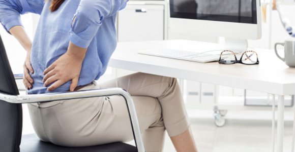 Nuolatinis sėdėjimas prie kompiuterio: kaip išvengti skausmų ir pagalba jiems atsiradus