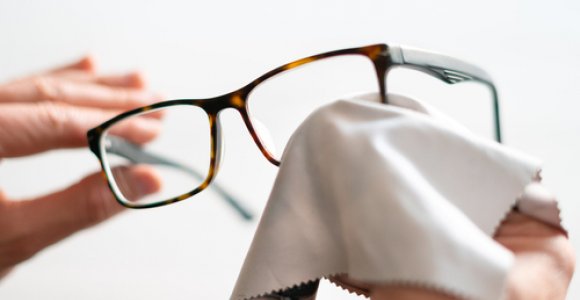 Kaip prižiūrėti akinius, kad jie tarnautų ilgai?