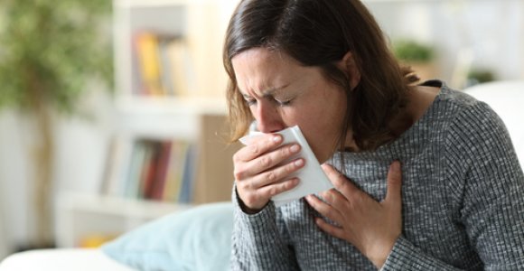 Peršalimo sezonas jau čia: 5 natūralūs būdai, kaip įveikti kosulį