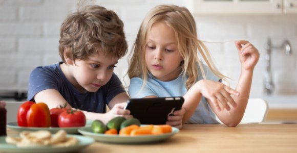 VU mokslininkai įspėja: riboti ekranų naudojimo laiką vaikams – būtina