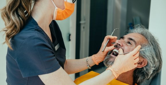 Dantų implantavimas: odontologė išsklaidė populiariausius mitus
