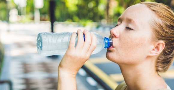 Į Lietuvą atkeliauja vasara: dietologė įspėja nepamiršti gerti skysčių