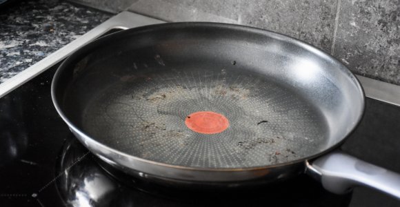 Maistą ruošiate subraižytoje keptuvėje? Įspėja suklusti