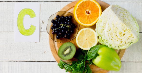 Vitaminas C: ar tikrai jį verta vartoti peršalimų ligų prevencijai?