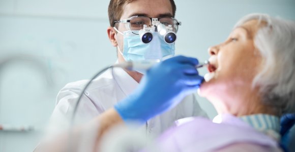 Nemokamas dantų protezavimas: kam priklauso ir ką svarbu žinoti?