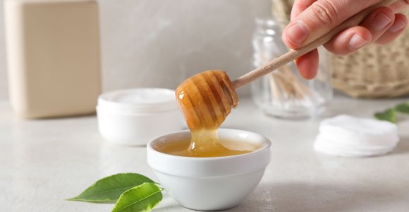 Veido kaukės su medumi: 5 nesudėtingi variantai skirtingiems odos tipams