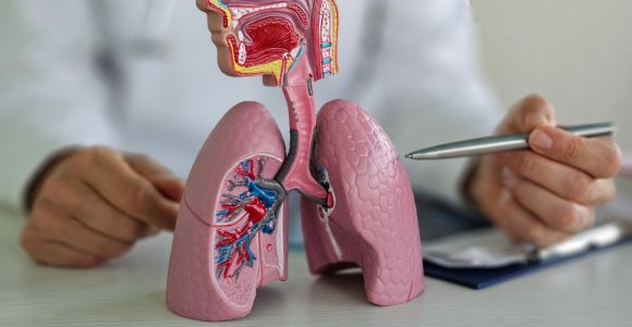 Plaučių vėžys smogia iš pasalų: kaip laiku pastebėti pirmuosius simptomus?