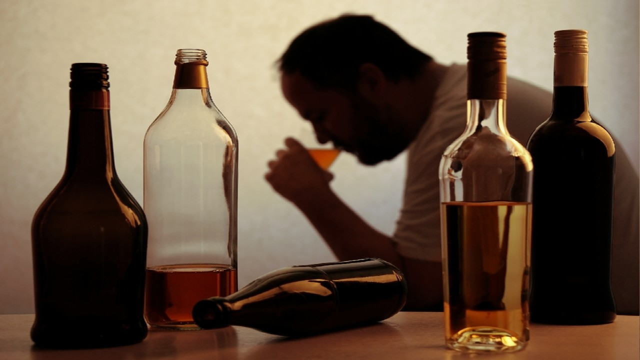 Alkoholizmas – lėtinė priklausomybės liga, pasireiškianti nekontroliuojamu alkoholio vartojimu.