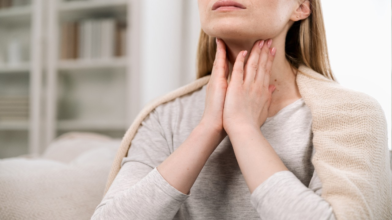 Angina – tai ūminis gomurio tonzilių uždegimas, dažniausiai sukeltas virusų ar bakterijų, pasireiškiantis gerklės skausmu ir rijimo sunkumu.