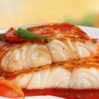 Orkaitėje kepta žuvis su pomidorais ir sūriu