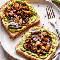 Puikūs pusryčiai ar greita užkanda – avokado ir grybų skrebučiai